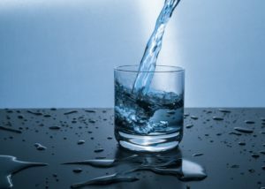 beneficios de beber água